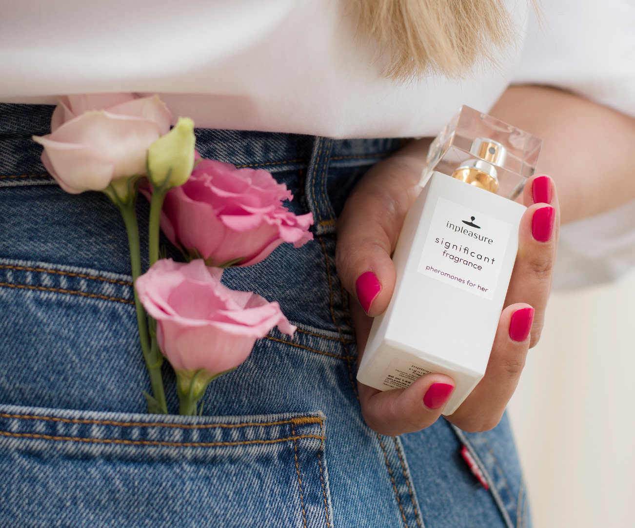 Flakon perfum w dłoni 